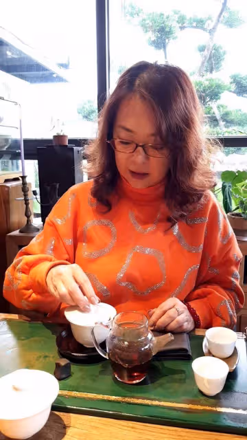 瓊瑤認她當乾女兒!一代玉女「中年轉職開茶樓」淡出螢光幕 「罕現身乾媽演唱會」60歲氣質猶存