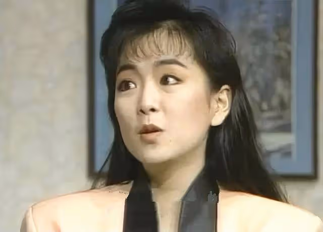 瓊瑤認她當乾女兒!一代玉女「中年轉職開茶樓」淡出螢光幕 「罕現身乾媽演唱會」60歲氣質猶存