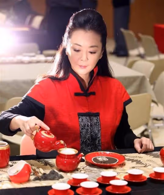 瓊瑤認她當乾女兒!一代玉女「中年轉職開茶樓」淡出螢光幕 「罕現身乾媽演唱會」60歲氣質猶存