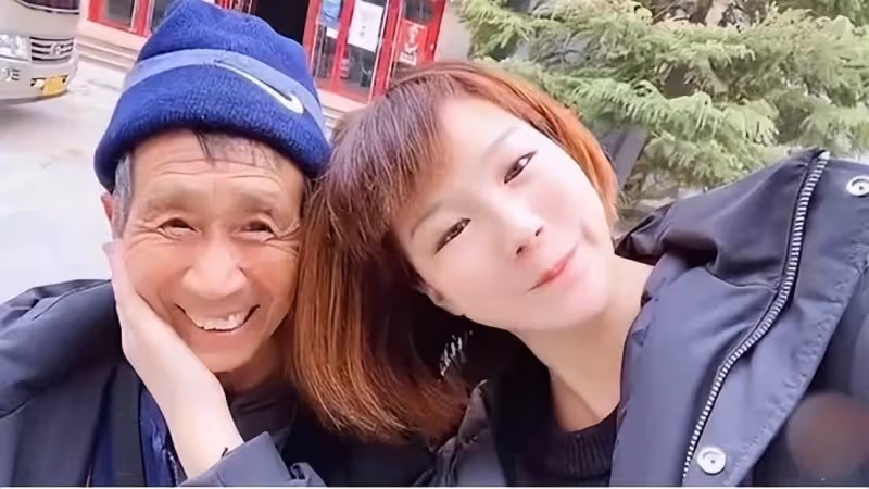 拾荒阿公田間發現嬰兒,獨自撫養孩子長大「當爹又當媽」24年後女兒身價上億,賣掉公司,帶父親週遊世界:陪伴是最好的孝心