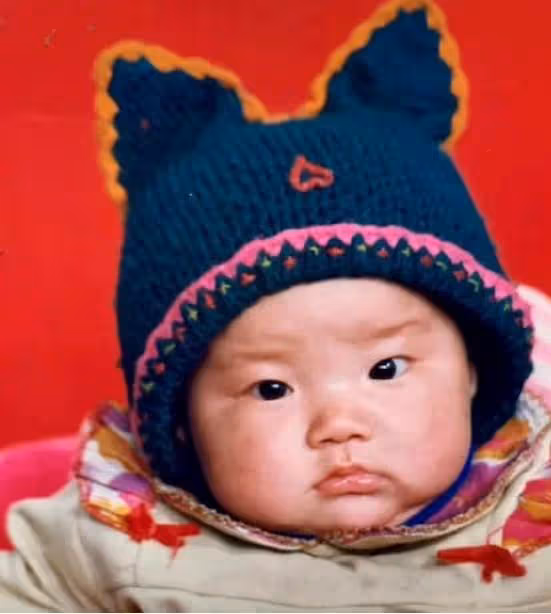 拾荒阿公田間發現嬰兒,獨自撫養孩子長大「當爹又當媽」24年後女兒身價上億,賣掉公司,帶父親週遊世界:陪伴是最好的孝心
