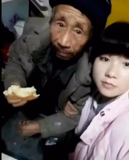 拾荒阿公田間發現嬰兒,獨自撫養孩子長大「當爹又當媽」24年後女兒身價上億,賣掉公司,帶父親週遊世界:陪伴是最好的孝心