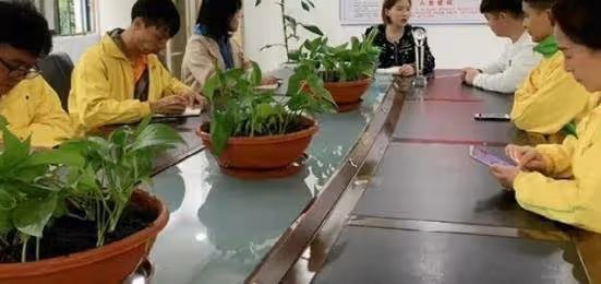 拾荒阿公田間發現嬰兒，獨自撫養孩子長大「當爹又當媽」24年後女兒身價上億，賣掉公司，帶父親週遊世界：陪伴是最好的孝心