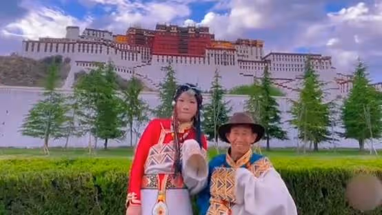 拾荒阿公田間發現嬰兒，獨自撫養孩子長大「當爹又當媽」24年後女兒身價上億，賣掉公司，帶父親週遊世界：陪伴是最好的孝心
