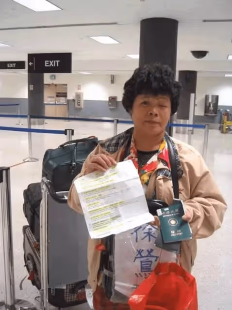 為幫女兒坐月子，台灣阿嬤「只拿小抄」獨自飛南美洲，網淚崩：偉大的母愛！