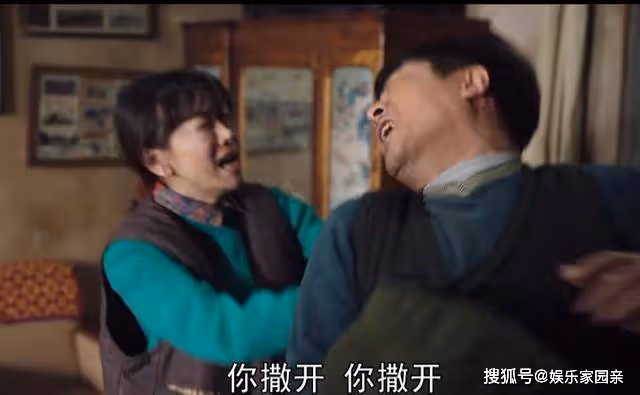 《父輩的榮耀》紅毛褲加大花被,90年代末的味道,被狠狠拉滿了