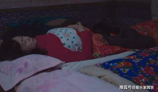 《父輩的榮耀》紅毛褲加大花被,90年代末的味道,被狠狠拉滿了