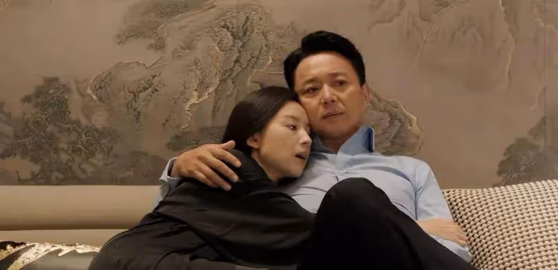 46歲的陳數身穿黑色露肩連衣裙,時尚迷人,女人味十足