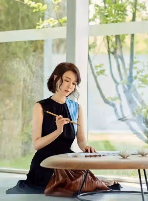 46歲的陳數身穿黑色露肩連衣裙,時尚迷人,女人味十足