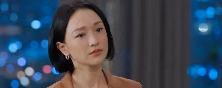 46歲的陳數身穿黑色露肩連衣裙,時尚迷人,女人味十足