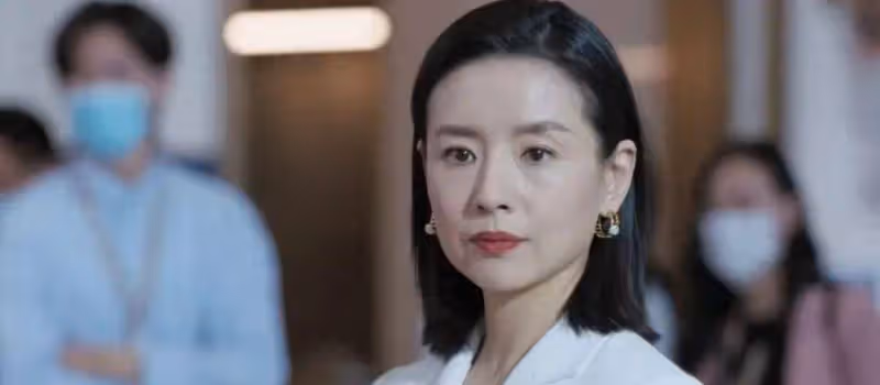46歲的陳數身穿黑色露肩連衣裙,時尚迷人,女人味十足
