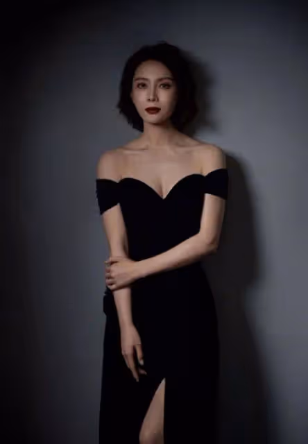 46歲的陳數身穿黑色露肩連衣裙,時尚迷人,女人味十足