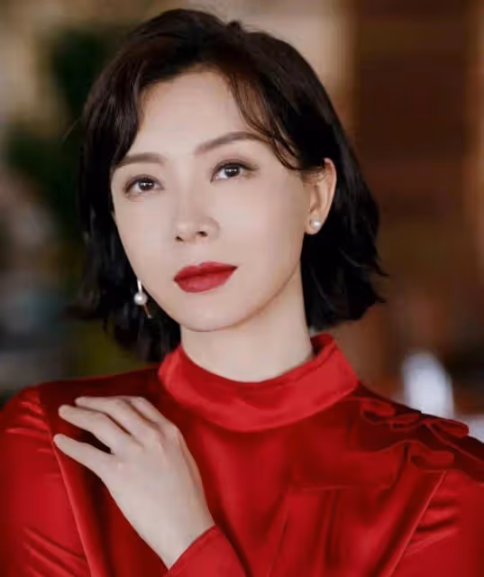 46歲的陳數身穿黑色露肩連衣裙,時尚迷人,女人味十足