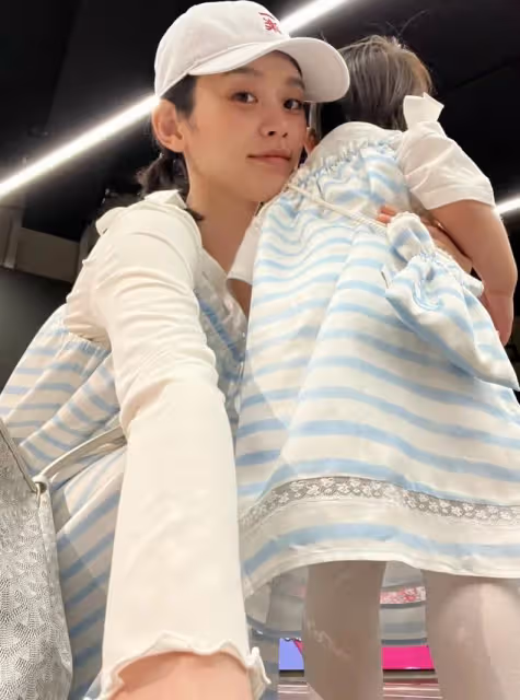 奚夢瑤曬與女兒合照,母女穿親子裝賣萌,Romee遺傳媽媽超模身高