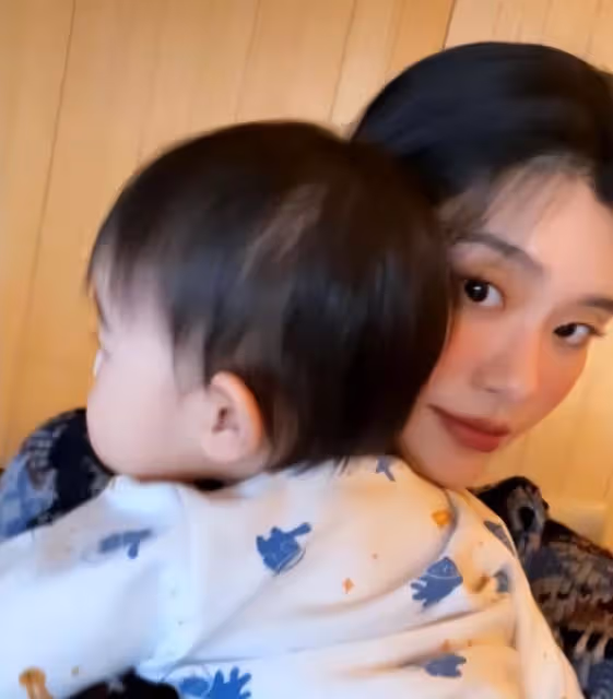 奚夢瑤曬與女兒合照,母女穿親子裝賣萌,Romee遺傳媽媽超模身高