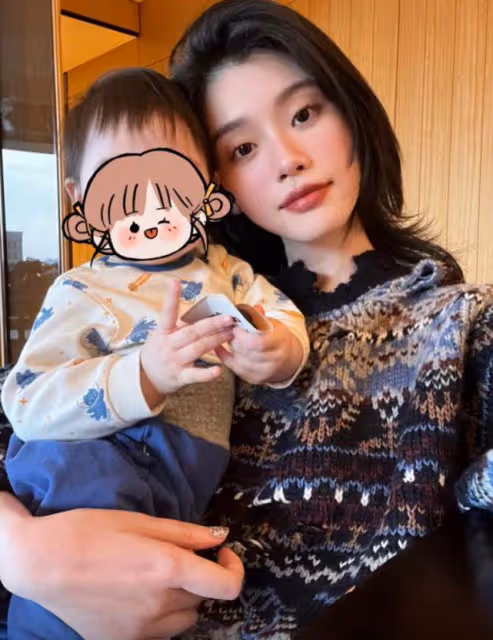 奚夢瑤曬與女兒合照,母女穿親子裝賣萌,Romee遺傳媽媽超模身高