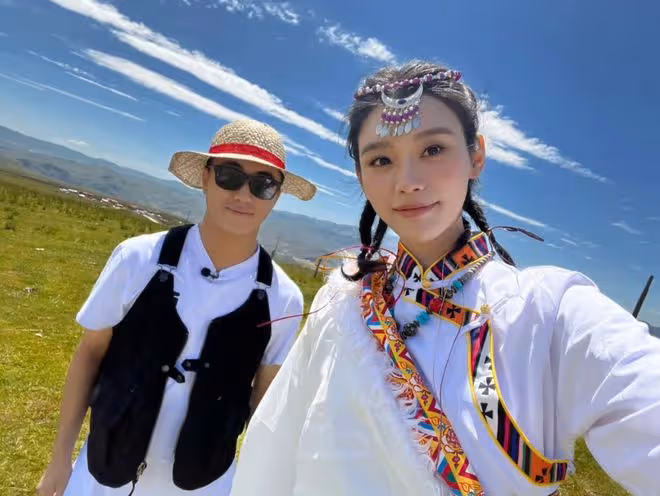 奚夢瑤曬與女兒合照,母女穿親子裝賣萌,Romee遺傳媽媽超模身高