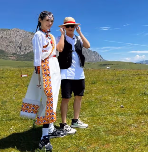 奚夢瑤曬與女兒合照,母女穿親子裝賣萌,Romee遺傳媽媽超模身高