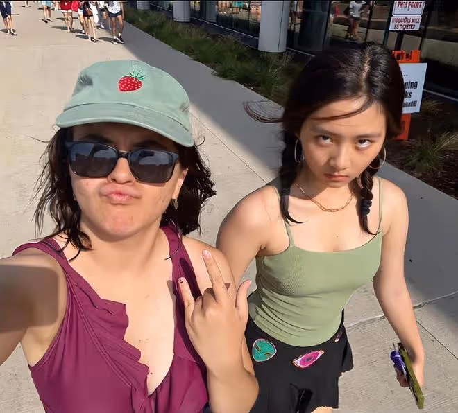 黃磊大女兒留學照,黃多多穿泳裝與同學海邊玩耍,扎雙辮元氣漂亮