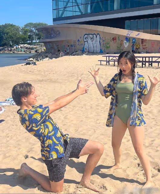 黃磊大女兒留學照,黃多多穿泳裝與同學海邊玩耍,扎雙辮元氣漂亮