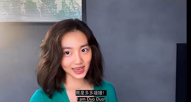 黃磊大女兒留學照,黃多多穿泳裝與同學海邊玩耍,扎雙辮元氣漂亮