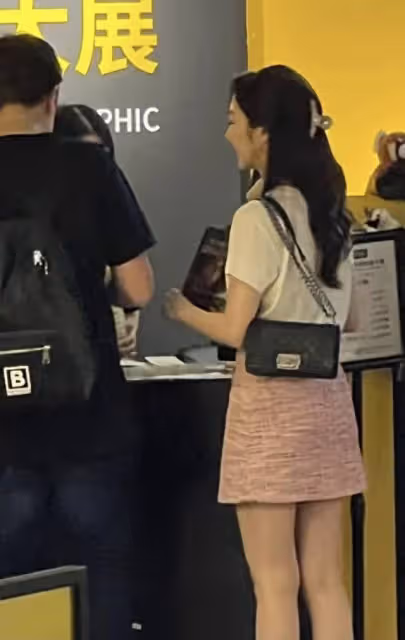 恭喜!TVB力捧小花親認戀情,與男方看展顯親密,兩人大學已認識