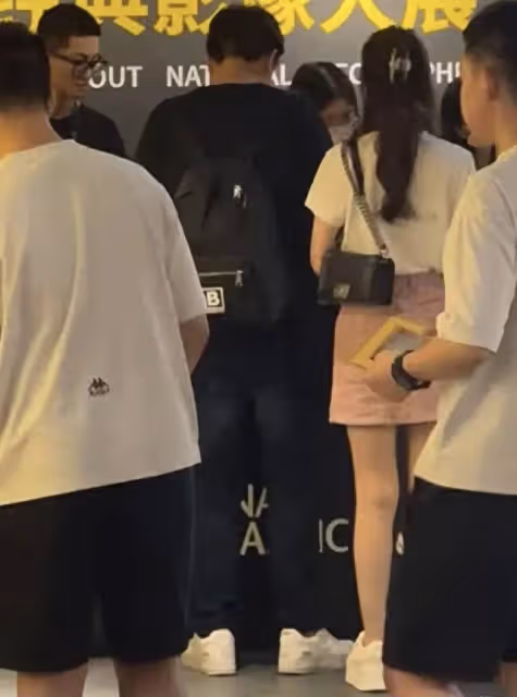 恭喜!TVB力捧小花親認戀情,與男方看展顯親密,兩人大學已認識