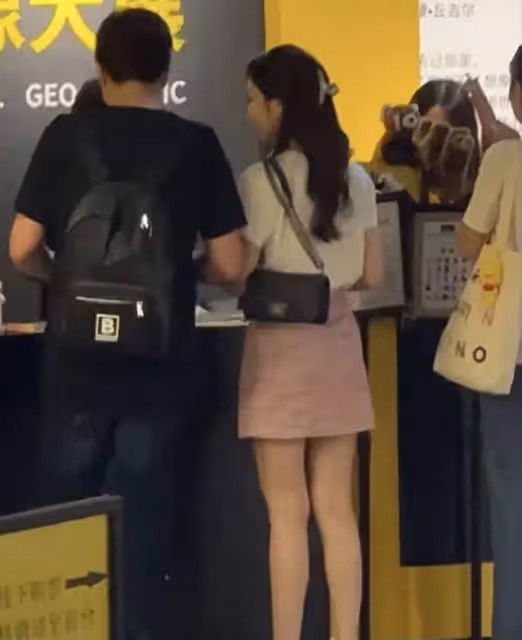 恭喜!TVB力捧小花親認戀情,與男方看展顯親密,兩人大學已認識