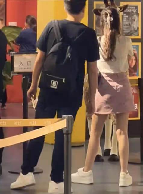 恭喜!TVB力捧小花親認戀情,與男方看展顯親密,兩人大學已認識