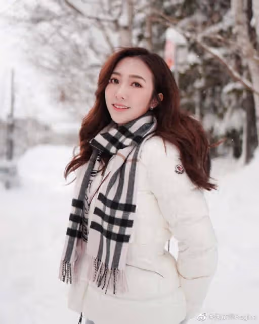 恭喜!TVB力捧小花親認戀情,與男方看展顯親密,兩人大學已認識
