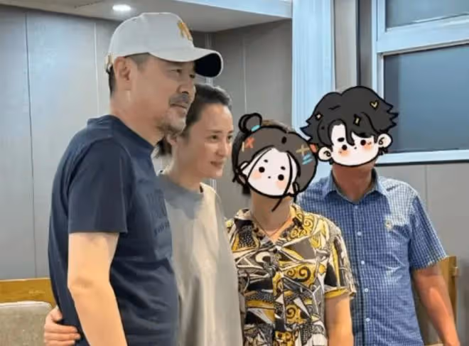 陳建斌小兒子罕見曝光，和爸穿親子裝太可愛，父子倆背影如複製
