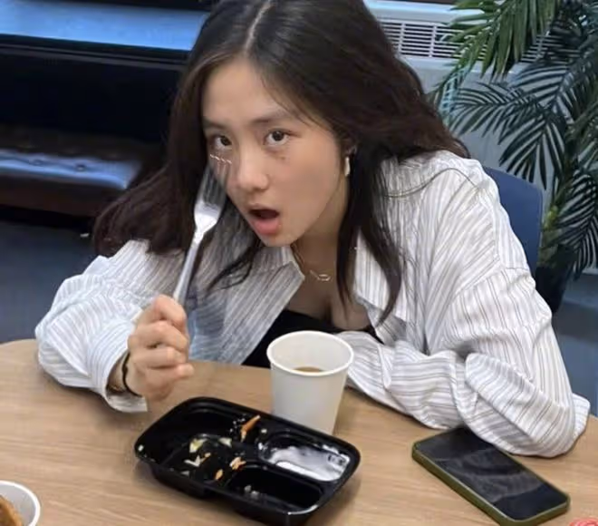 17歲多多留學生活照曝光,和男生穿情侶裝引猜測,身材穿著惹爭議