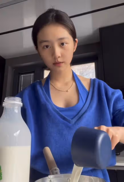17歲多多留學生活照曝光,和男生穿情侶裝引猜測,身材穿著惹爭議