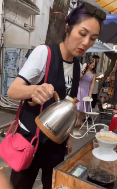 知名歌手楊千嬅湛江街邊沖咖啡,接地氣行為惹圍觀