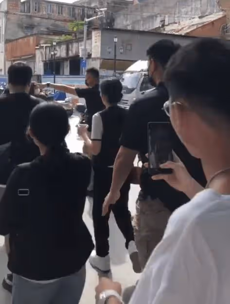 知名歌手楊千嬅湛江街邊沖咖啡,接地氣行為惹圍觀