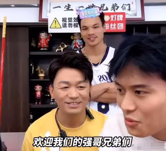 黃曉明現身小楊哥直播間，賣螃蟹疑暗示還愛楊穎，網友：要臉嗎？