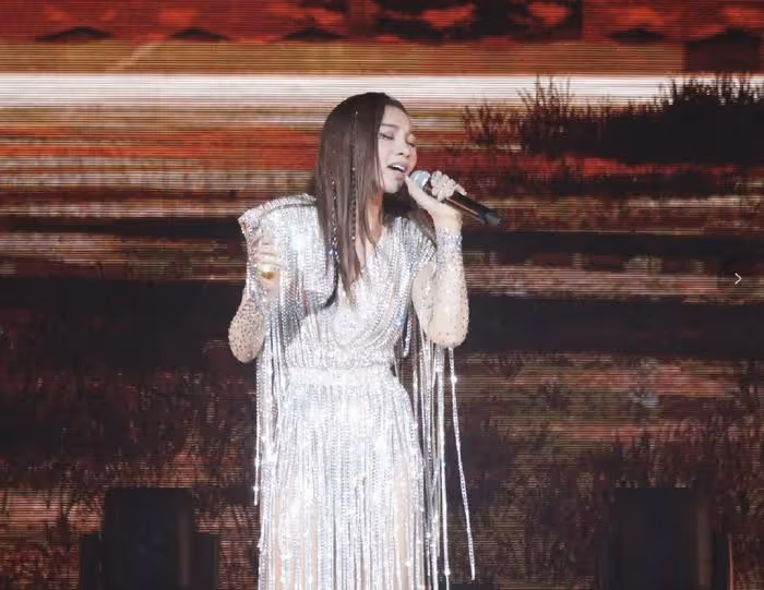 35歲香港歌手首辦紅館演唱會,陳奕迅任嘉賓掀高潮,曾兩度被取消