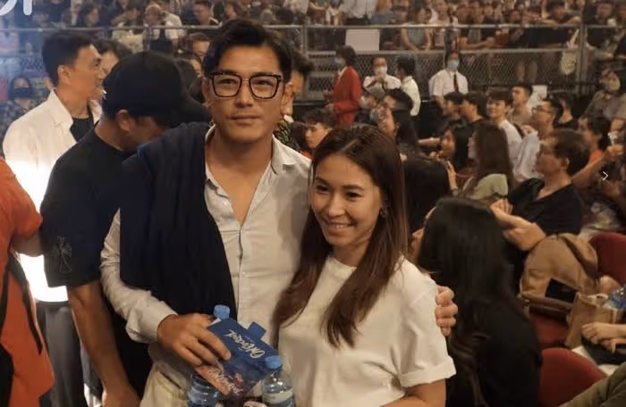 35歲香港歌手首辦紅館演唱會,陳奕迅任嘉賓掀高潮,曾兩度被取消