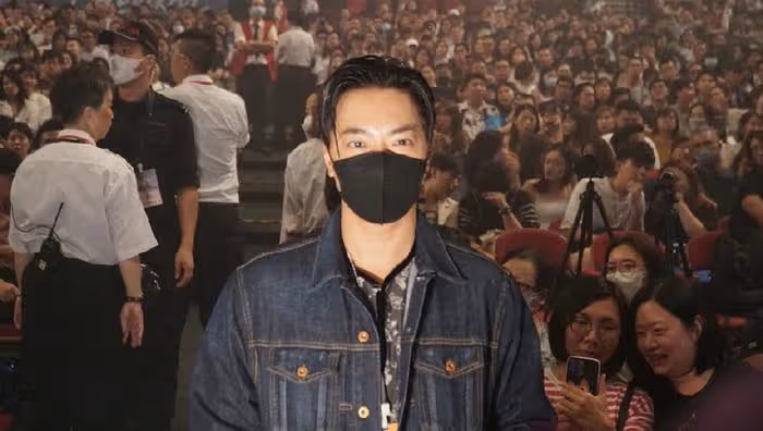 35歲香港歌手首辦紅館演唱會,陳奕迅任嘉賓掀高潮,曾兩度被取消