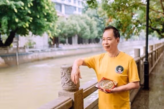 多年不來往的叔叔住院，想讓我伺候，我張口提一條件，他怒了