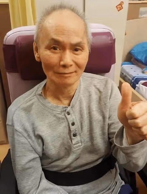 68歲武打巨星劉家輝罕見露面,滿頭白髮被圈內好友照顧得很好