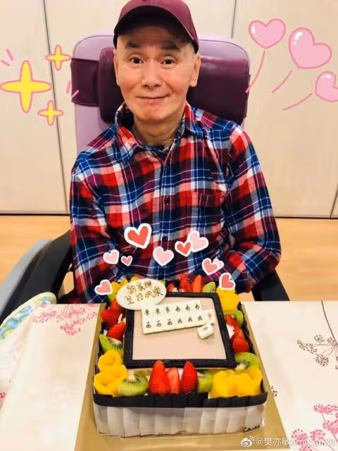 68歲武打巨星劉家輝罕見露面,滿頭白髮被圈內好友照顧得很好