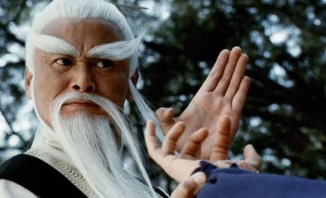 68歲武打巨星劉家輝罕見露面,滿頭白髮被圈內好友照顧得很好
