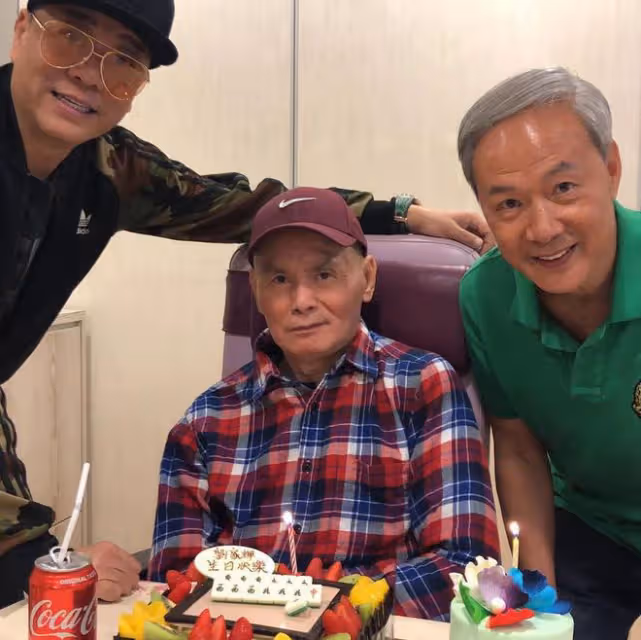 68歲武打巨星劉家輝罕見露面,滿頭白髮被圈內好友照顧得很好