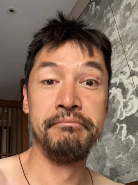 胡歌怎麼了？深夜曬鬍子拉碴疲憊照，喊話：我對不起很多人