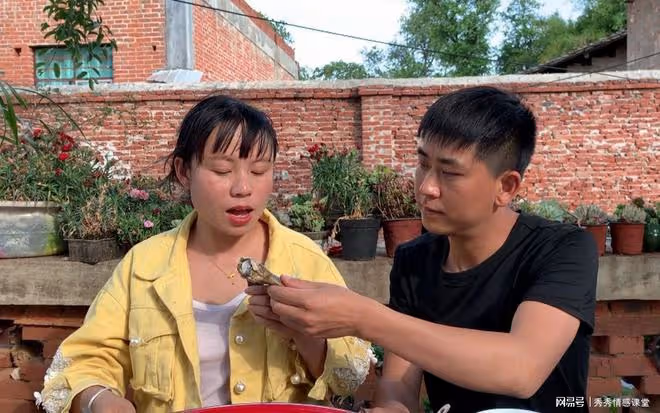 故事：我媽生病我花了5萬，老婆讓我給丈母娘也轉5萬，我想離婚