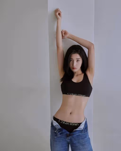 她的CK畫報熱傳,甚至被韓網友拿出和Jennie比較,看起來都很完美