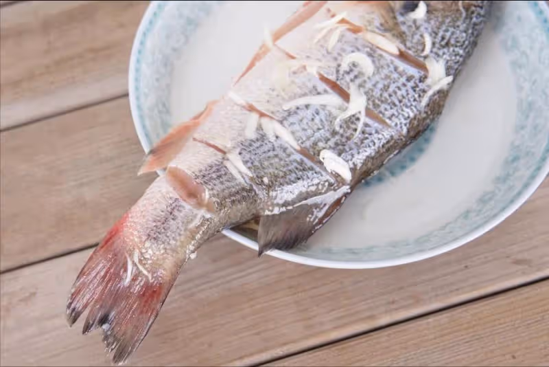 不管煎魚還是煎蛋,切忌直接下油鍋,提前做好2步,不破不粘鍋‼️