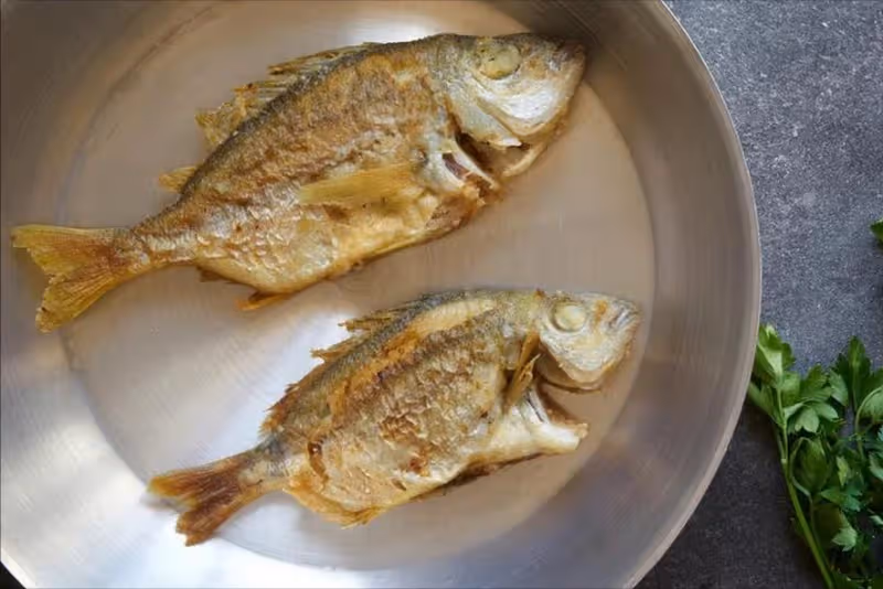 不管煎魚還是煎蛋,切忌直接下油鍋,提前做好2步,不破不粘鍋‼️