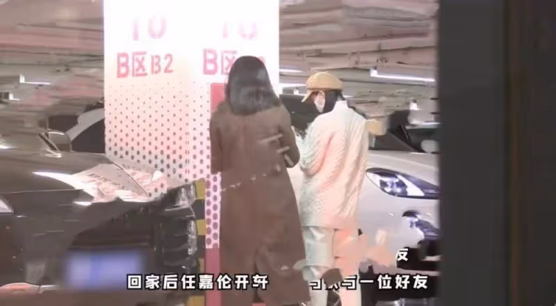 任嘉倫罕見陪妻子逛街,聶歡身材纖瘦臉超小,夫妻倆低調又甜蜜
